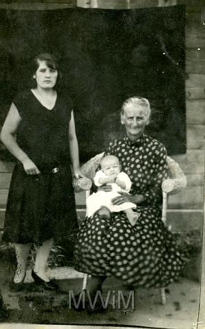 KKE 064.jpg - Od lewej: pierwsza Helena Muszałowska, druga os. teściowa Pelagia Muszałowska z wnukiem Zbigniewem, Hurbiszcze, 1931 r.